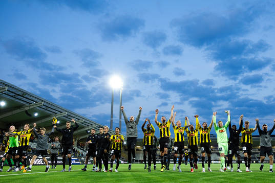 Häckens spelare och ledare jublar