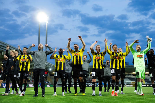 Häckens spelare och ledare jublar