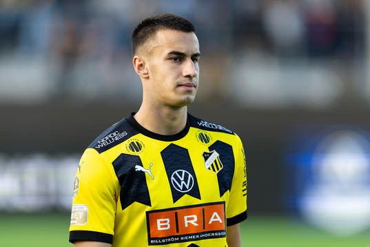 Häckens Srdjan Hrstic på line up innan fotbollsmatchen i