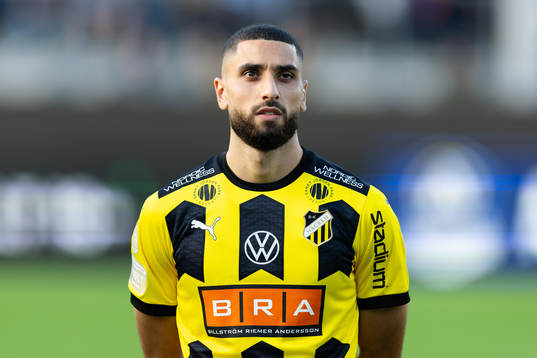 Häckens Aiham Ousou på line up innan fotbollsmatchen i