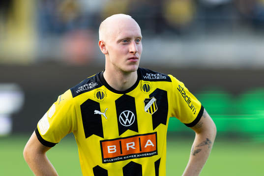 Häckens Valgeir Lunddal på line up innan fotbollsmatchen