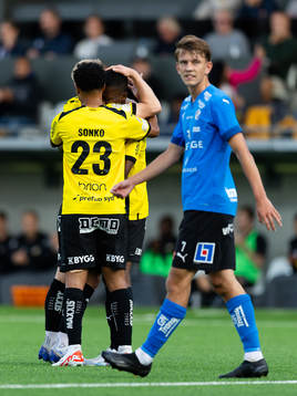 Häckens Mikkel Rygaard Jensen jublar med lagkamrater