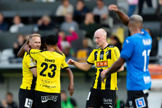 Häckens Mikkel Rygaard Jensen jublar med lagkamrater