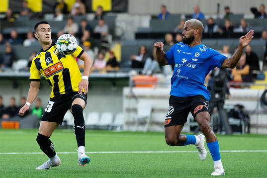 Häckens Srdjan Hrstic och Halmstads Phil Ofosu-Ayeh
