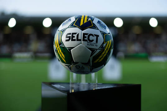 Matchbollen innan fotbollsmatchen i Allsvenskan mellan