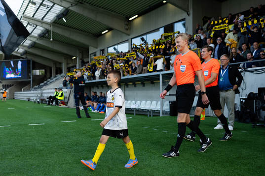 Domare Adam Ladebäck innan fotbollsmatchen i Allsvenskan