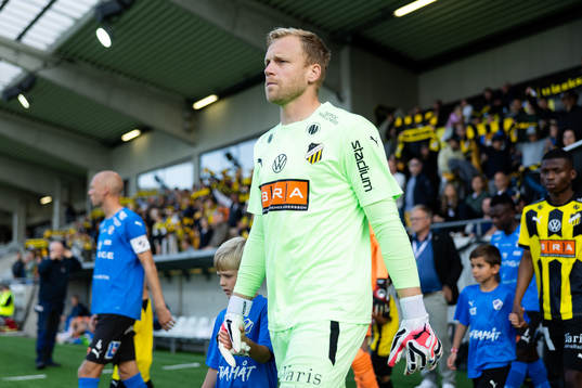 Häckens målvakt Peter Abrahamsson innan fotbollsmatchen i