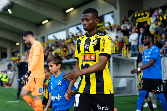 Häckens Akoua Romeo Amane innan fotbollsmatchen i