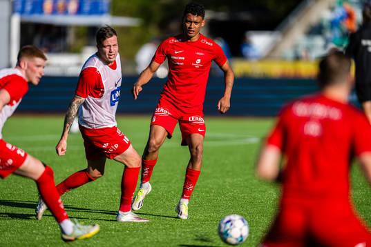 Japhet Sery Larsen of Brann warms up