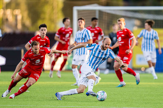 Bård Finne of Brann and Curtis Garry Edwards of Stabæk