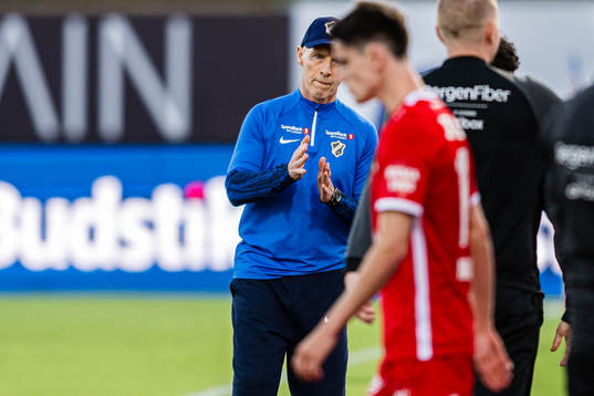 Bob Bradley, head coach of Stabæk, looks dejected