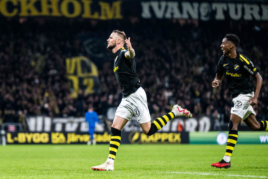 AIKs Alexander Milosevic jublar med Abdihakin Ali