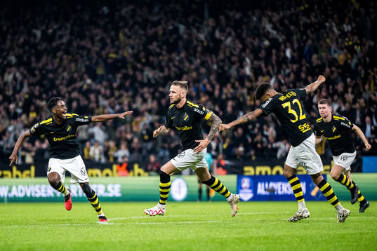 AIKs Alexander Milosevic jublar med Abdihakin Ali och Rui