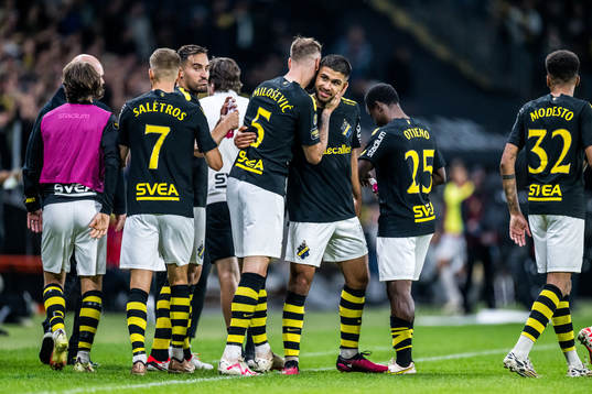 AIKs Alexander Milosevic jublar med Omar Faraj