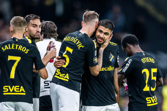 AIKs Alexander Milosevic jublar med Omar Faraj