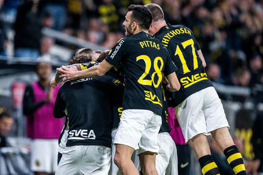 AIKs Alexander Milosevic jublar med lagkamrater