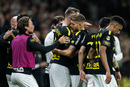 AIKs Alexander Milosevic jublar med lagkamrater