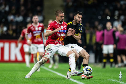 Degerfors Douglas Bergqvist och AIKs Ioannis Pittas