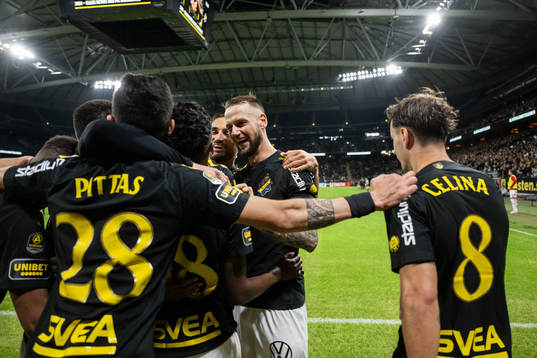 AIKs Abdihakin Ali jublar med Alexander Milosevic