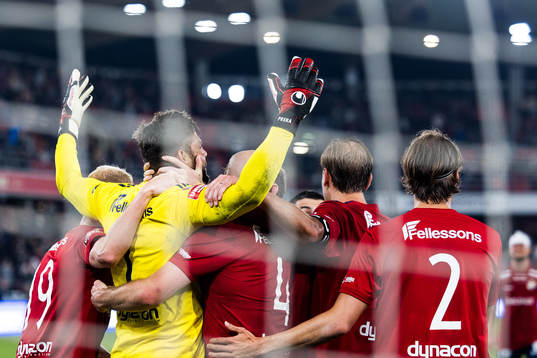 Östers målvakt Miloje Prekovic jublar med lagkamrater
