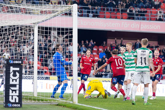 Östers målvakt Miloje Prekovic gör mål 2-2. Östers