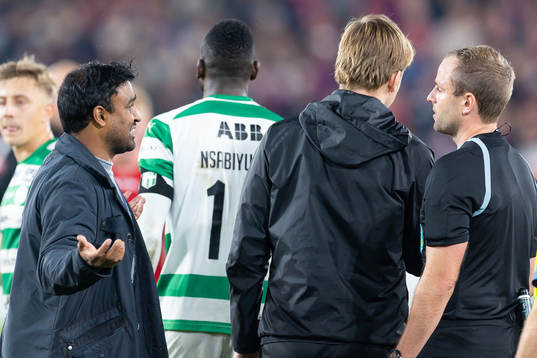 Västerås SKs tränare Kalle Karlsson pratar med Domare