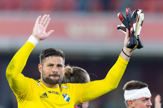 Östers målvakt Miloje Prekovic jublar