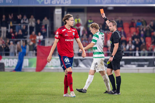 Västerås SKs Herman Magnusson tilldelas rött kort av
