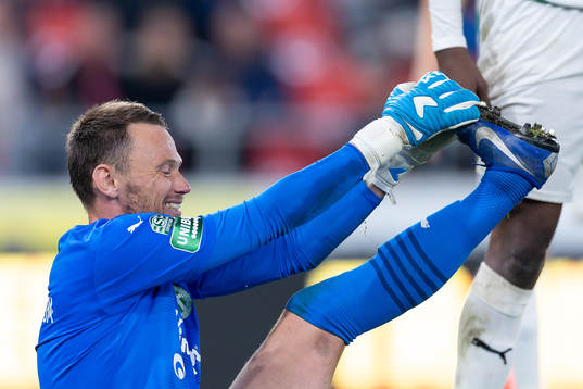 Västerås SKs målvakt Anton Fagerström har kramp