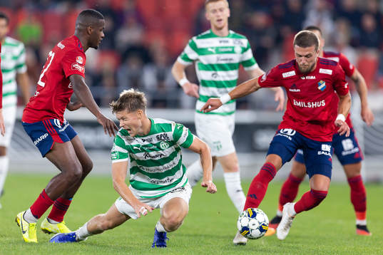 Västerås SKs Patric Åslund faller
