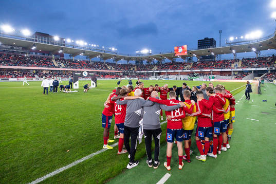 Östers spelare samlas före fotbollsmatchen i Superettan