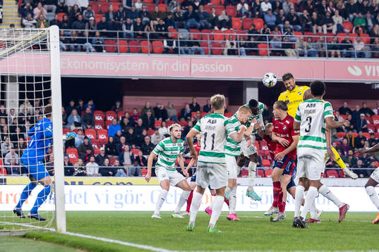 Östers målvakt Miloje Prekovic nickar bollen