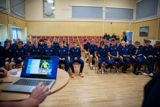 Spelare lyssnar på en träningsgenomgång