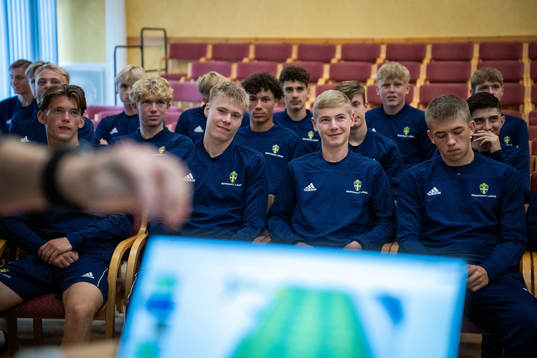 Spelare lyssnar på en träningsgenomgång