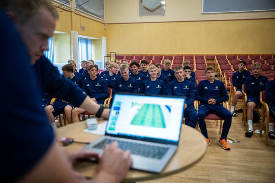 Spelare lyssnar på en träningsgenomgång