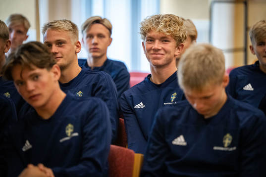 Spelare lyssnar på en teorilektion
