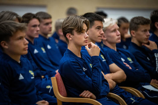Spelare lyssnar på en teorilektion