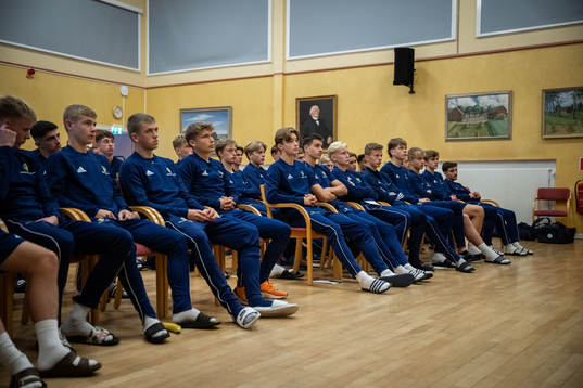 Spelare lyssnar på en träningsgenomgång