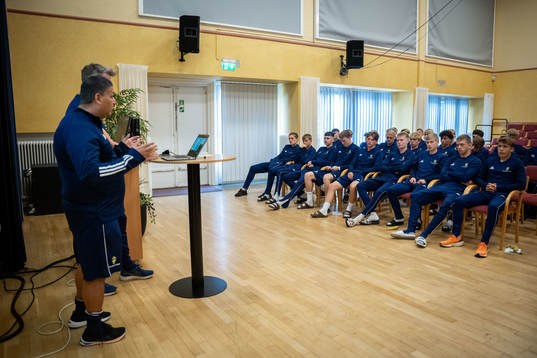 Spelare lyssnar på en träningsgenomgång