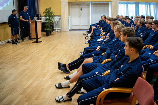 Spelare lyssnar på en träningsgenomgång