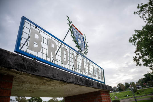 Exteriör av Brovallens idrottsplats