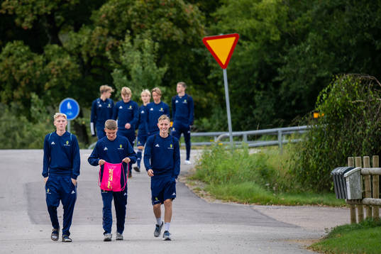 Spelare på promenad till en träning