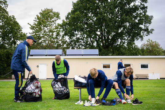 Ledare och spelare gör sig redo för träning