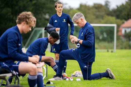 Fysioterapeut Håkan Bengtsson hjälper spelare