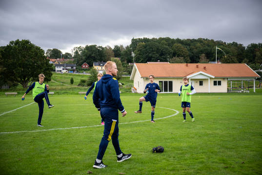 Spelare värmer upp vid en träning