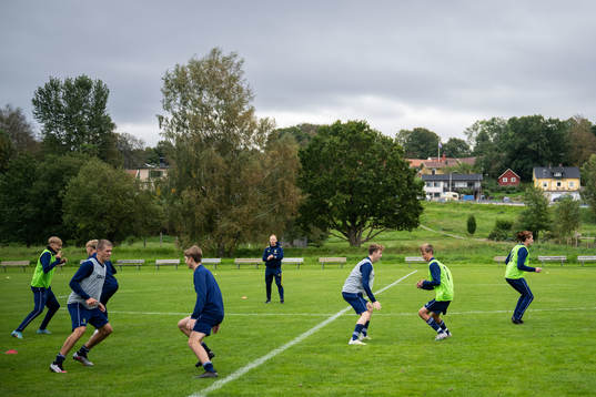 Spelare värmer upp vid en träning
