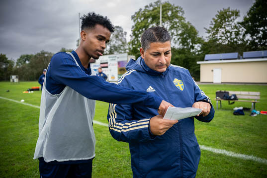 Hassan Dahir Yusuf och ledare Andreas Sjöqvist vid en