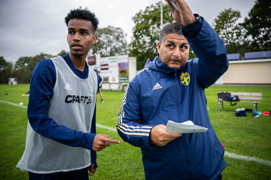 Hassan Dahir Yusuf och ledare Andreas Sjöqvist vid en