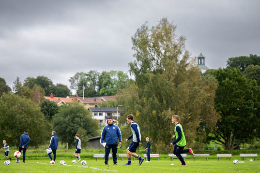 Ledare Andreas Sjöqvist och spelare vid en träning