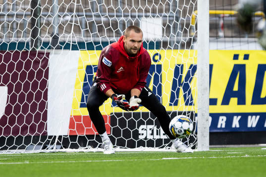IFK Norrköpings målvakt Oscar Jansson på uppvärmningen